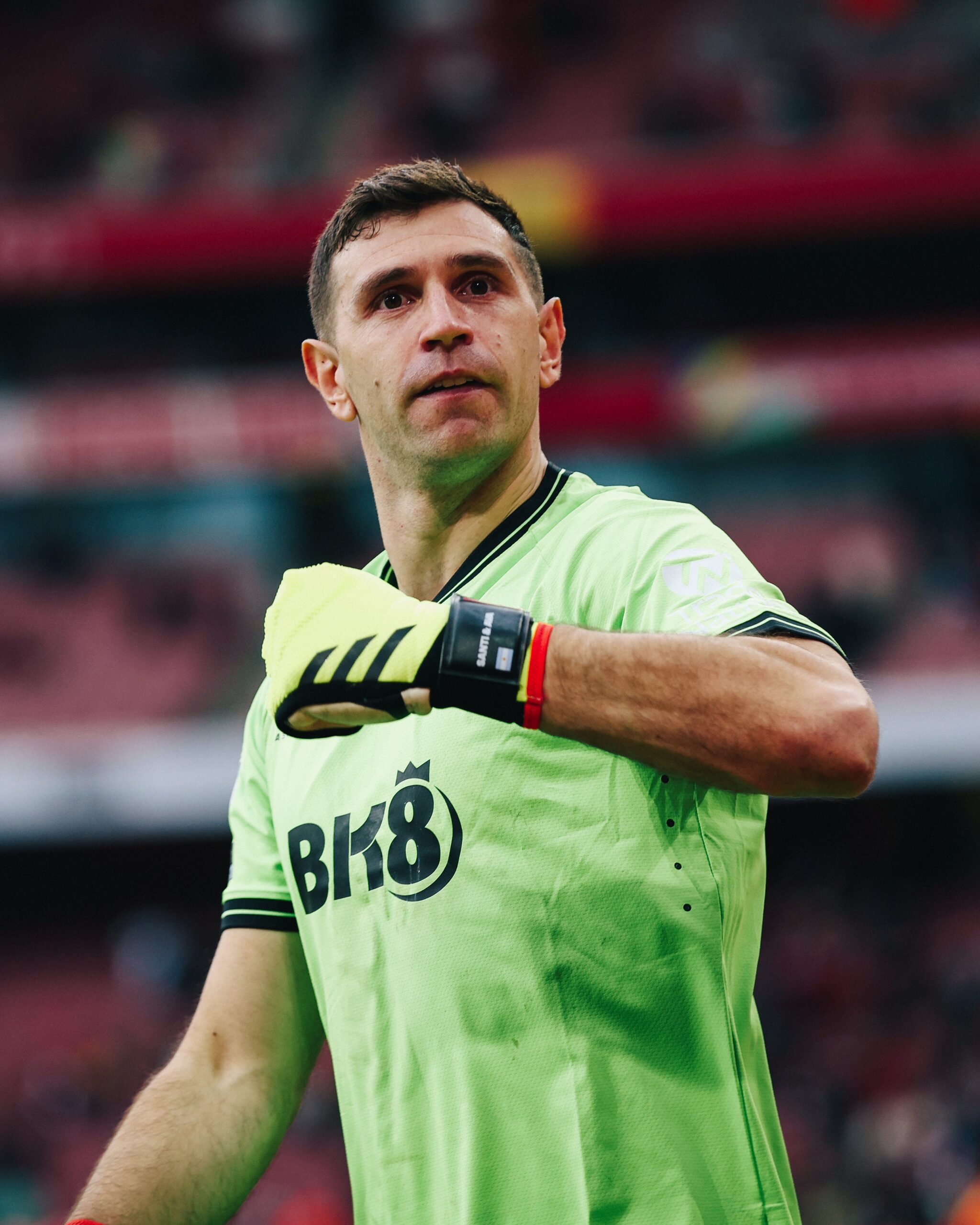 Emi Martínez celebrates at the Emirates Stadium!